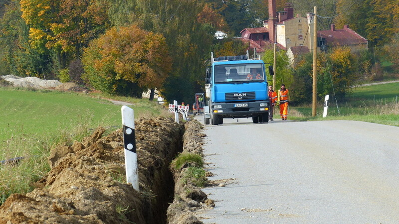 Kabel-Verlegearbeiten an der Verbindungsstraße von Egglkofen nach Rieberseck.