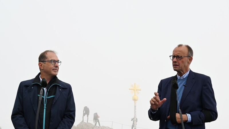 Mit Wanderern im Hintergrund: Friedrich Merz (r.) und Alexander Dobrindt geben zum Auftakt ein Statement auf der Zugspitze.