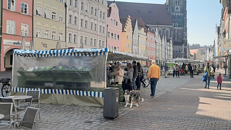 Statt des Wochenmarkts hatten gestern Marktstände in der Altstadt auf. Besondere Maßnahmen der Stadt wie Hinweisschilder oder Absperrbänder gab es keine.