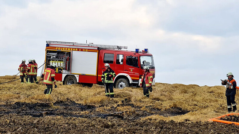 Die Feuerwehrler waren mit Unterstützung der Landwirte beschäftigt das Feuer zu löschen.
