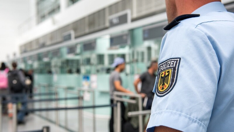 Bundespolizisten haben die Reisen zweier Männer wegen offener Haftbefehle vorzeitig im Erdinger Moos beendet
