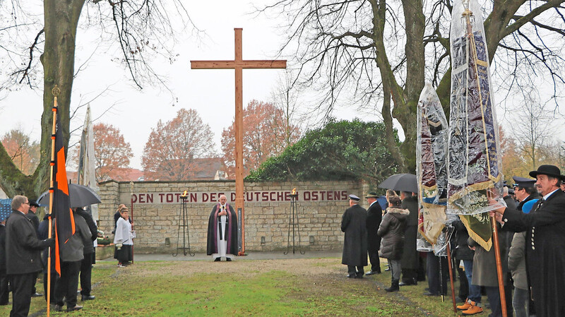 Die Vereinsabordnungen marschierten mit ihren Fahnen vor dem Kreuz des Deutschen Ostens auf.