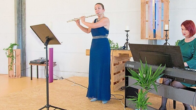 Katharina Schweigard - an der Querflöte - und Alina Pisleaga begeisterten das Publikum bei ihrem jüngsten Benefizkonzert in der Brandhalle in Mainburg.