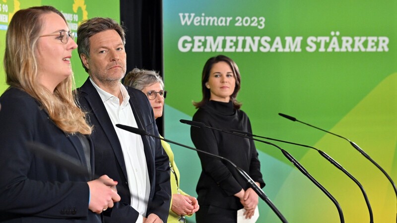 Die Bundestags-Fraktionsvorsitzenden der Grünen, Katharina Dröge (l.) und Britta Hasselmann (3.v.l.) geben zusammen mit Bundeswirtschaftsminister Robert Habeck (2.v.l.) und Budnesaußenministerin Annalena Baerbock (r.) vor der Bundstags-Fraktionsklausur in Weimar ein Statement ab.