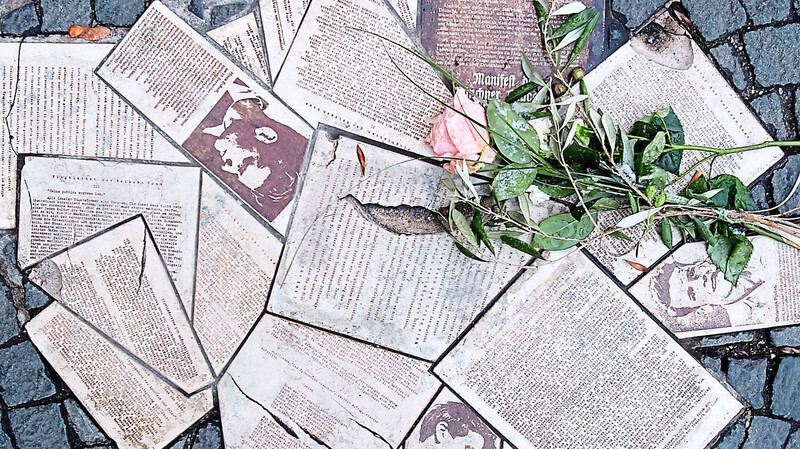 Vor dem Eingang zum Hauptgebäude der Ludwig-Maximilians-Universität (LMU) sind am Geschwister-Scholl-Platz die Flugblätter der Widerstandsgruppe "Weiße Rose" als Denkmal in den Boden eingelassen.