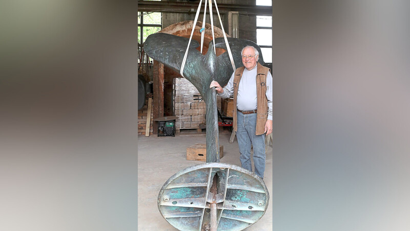 In Slavko Oblaks Werkstatt in Siegerstetten wird die Skulptur für den Transport vorbereitet.