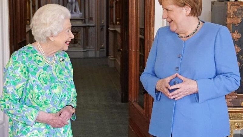 Große Ehre: Queen Elizabeth II. empfängt Angela Merkel auf Schloss Windsor.