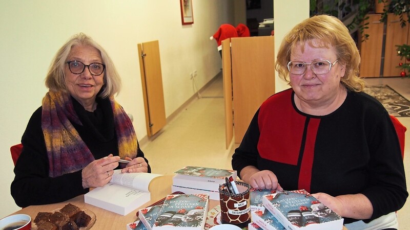 Ilona Wojahn (r.) freute sich über den Besuch von Katharina Gerwens, die ihre Bücher signierte.