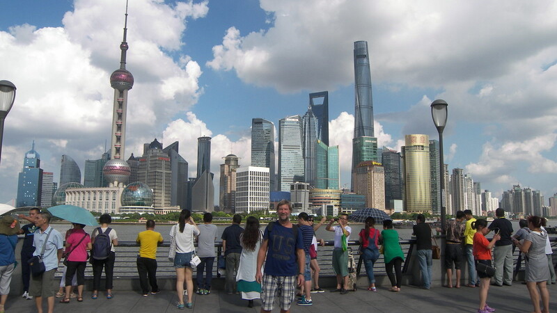 In China fast schon "zu Hause": Der Wallkofener Künstler vor der Skyline von Shanghai.