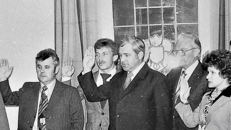 Am 1. Mai 1978 wurden sie als neue Stadträte vereidigt: (v. r.) Georg Weiß, Michael Weiderer, Heidi Werner, Georg Hackl (verdeckt), Eduard Stumpf, Max Loher, Otto Häring und Georg Niebauer.
