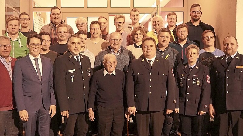Die Vorstandschaft der Freiwilligen Feuerwehr Deggendorf mit den geehrten Mitgliedern und den Ehrengästen.  Fotos: Thomas Jenner