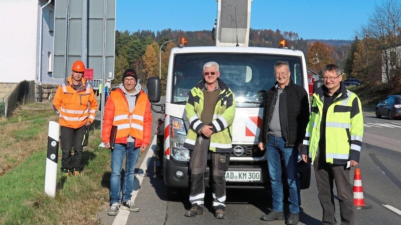 Bürgermeister Ackermann (Zweiter von rechts) und Stadtwerkeleiter Stefan Höcherl (rechts) beim Ortstermin mit Franz Dietl (Mitte), Jürgen Kellner (Zweiter von links) und einem weiteren Mitarbeiter der BAG