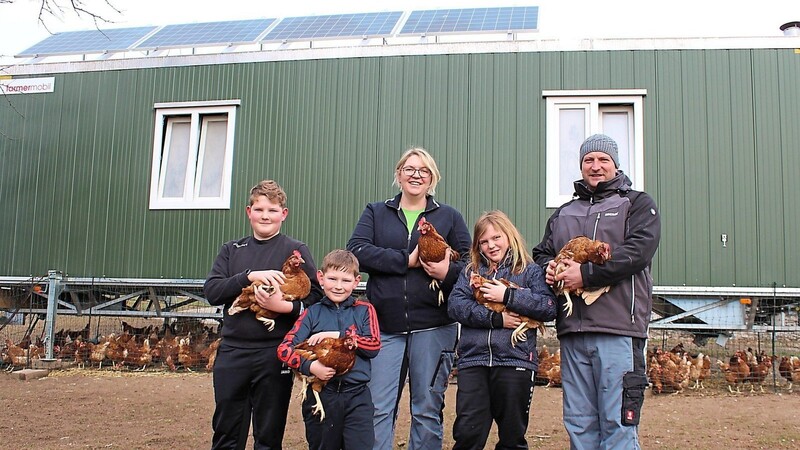 Ein echtes Familienprojekt: Kerstin und Martin Prasch mit ihren Kindern Jonas, Patrick und Lena vor dem mobilen Hühnerstall.
