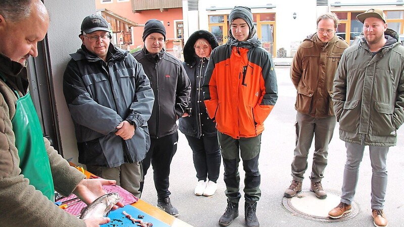 Wolfgang Schwab (links) übte mit den Lehrgangsteilnehmern die waidgerechte Behandlung und Verwertung eines Fischfanges.