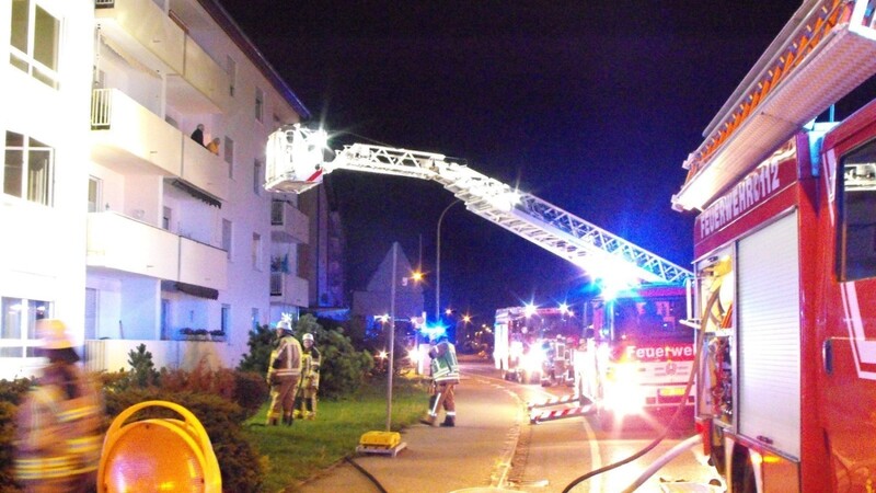Von der Drehleiter aus kontrollierten Feuerwehrkräfte die Wohnungen.