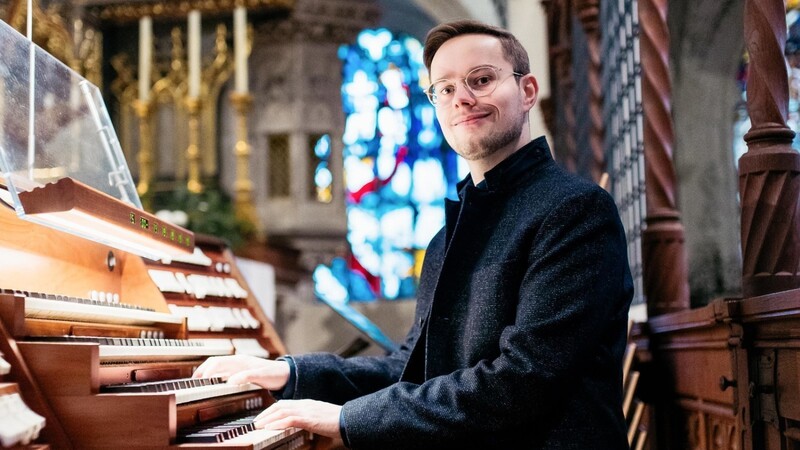 Dr. Martin Gregorius freut sich über die vielen Möglichkeiten, die ihm die neue Eule-Orgel in der Basilika St. Jakob bietet.