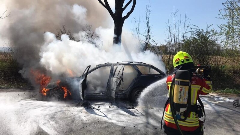 Das Auto brannte vollständig aus.