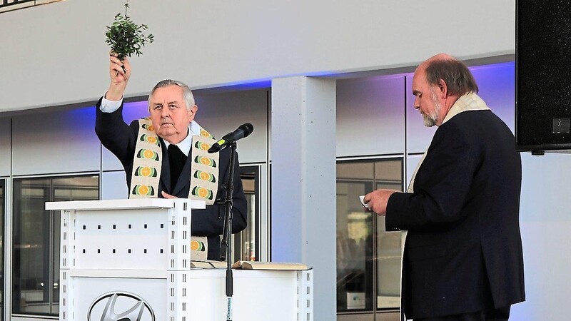 Pfarrer i. R. Josef Amberger (links) und Dekan Walter Kotschenreuther spendeten den kirchlichen Segen.