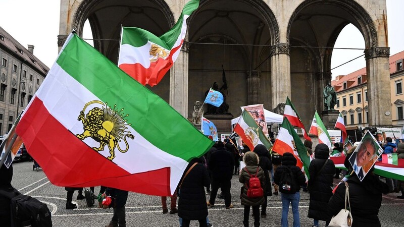 Demonstranten protestieren am Odeonsplatz gegen die iranische Regierung.