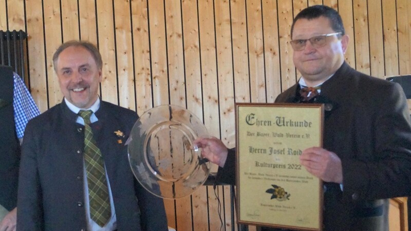 Josef Roider (r.) nahm den Kulturpreis des Bayerischen Wald-Vereins von Roland Pongratz entgegen. Er wurde für sein umfassendes Standardwerk, dass Musik, Tanz und Bräuche aus Lohberg festhält, ausgezeichnet.
