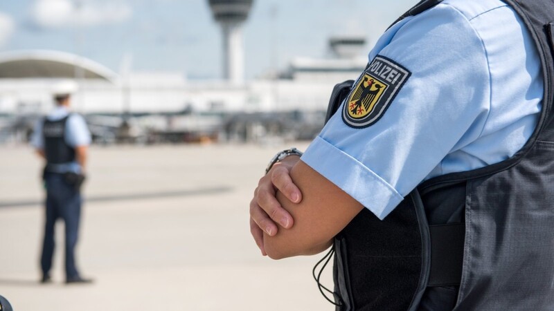 Regelmäßig verfangen sich mit Haftbefehl gesuchte Personen im Fahndungsnetz der Bundespolizei am Flughafen München.