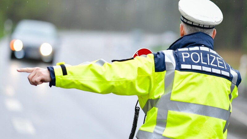 Am Samstag führte die Polizei in Freising eine Geschwindigkeitsmessung bei Hohenkammer auf der B13 durch. Zwei Raser stachen besonders heraus. Sie müssen ihre Führerschein abgeben. (Symbolbild)