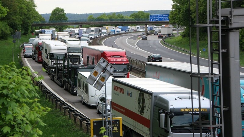 Ein folgenschwerer Unfall beim Autobahnkreuz Regensburg sorgte am Mittwoch nicht nur für Chaos auf der A3, sondern auch auf der A93.