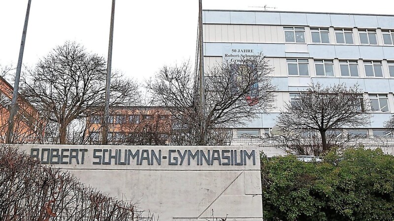 Das Robert-Schuman-Gymnasium ist in die Jahre gekommen. Die Kosten für die Sanierung sind nun auf 30 Millionen Euro gedeckelt.  Foto: