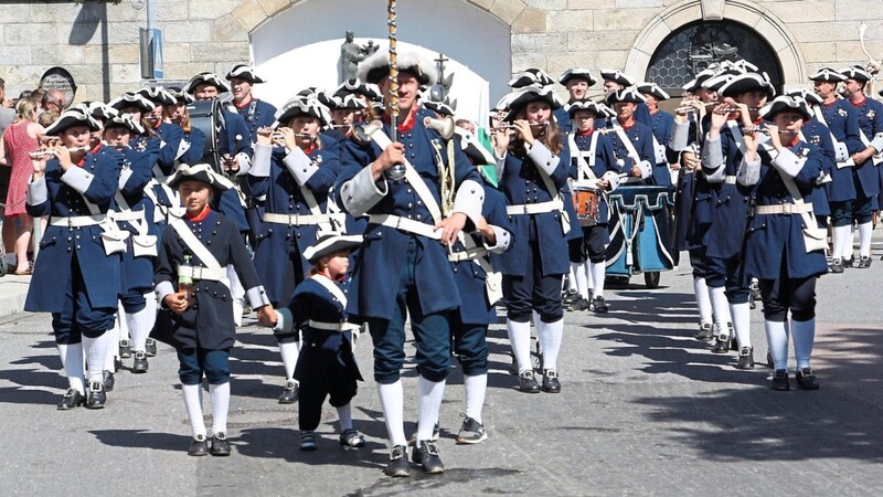 So kennt man den Further Spielmannszug: Das "Grenzfähnlein" marschiert musizierend in Uniform beim historischen Drachenstich-Festzug durch die Straßen der Stadt.