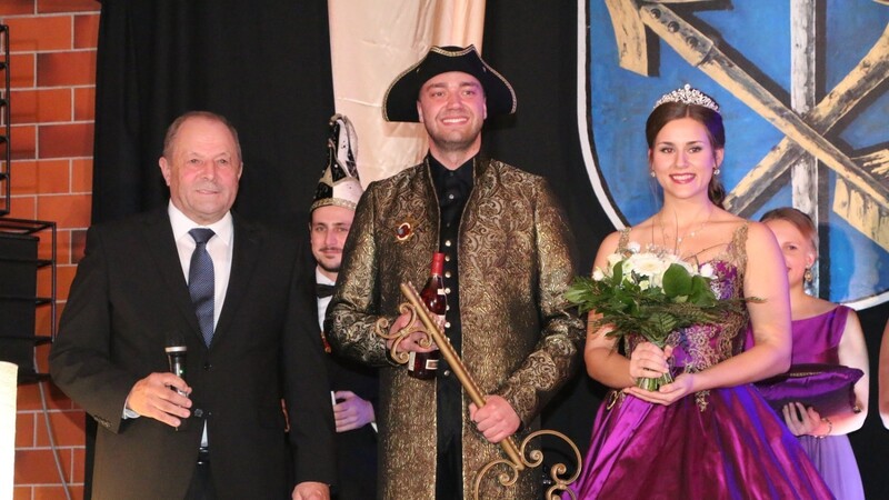 Bürgermeister Paul Bauer übergibt beim Inthronisationsball den Rathausschlüssel an die neuen Regenten, Prinzessin Veronika I. und Prinz Tobias I.