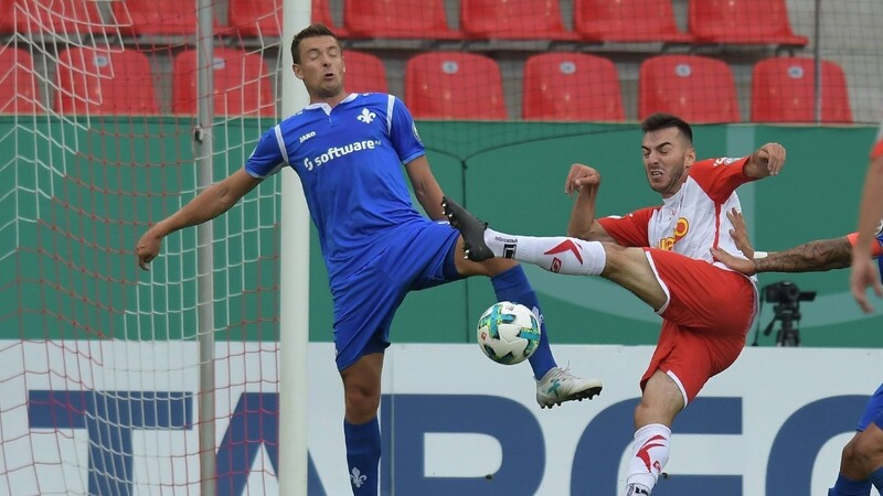 Der SSV Jahn (rechts Sargis Adamyan) will nach dem Pokalerfolg auch in der Liga gegen den SV Darmstadt gewinnen.