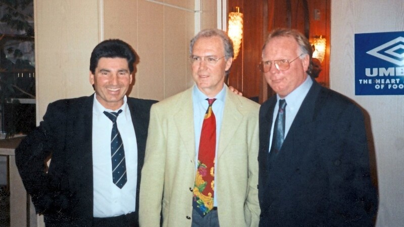 Über den Sportshop kamen Kontakte zu den Fußballstars wie hier Franz Beckenbauer, zustande.