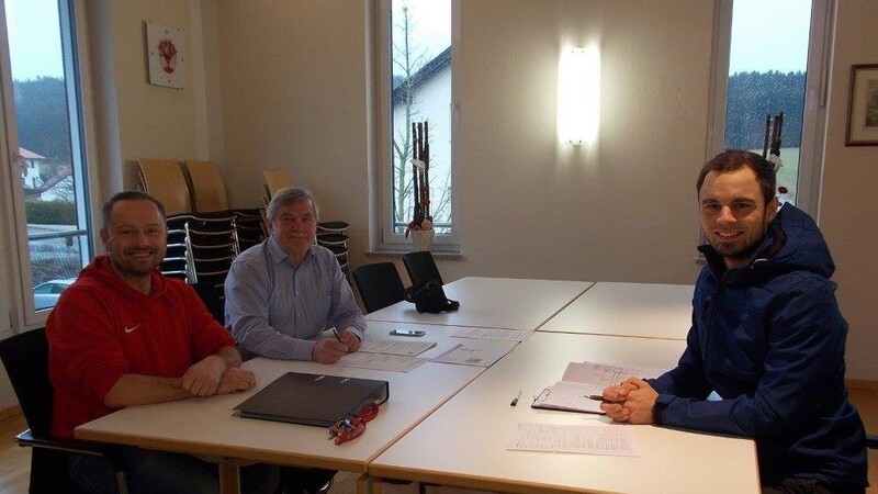 Ingenieur Markus Killinger (re.) im Gespräch mit Bürgermeister Anton Seidl (hi) und Kämmerer Josef Geiger.