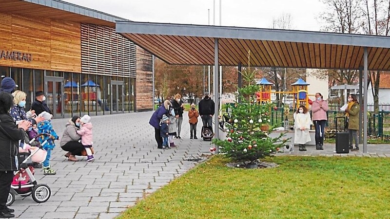 Eine Wohlklingende Wartezeit auf die Bescherung vermittelte der Kindergarten mit der gespielten Geschichte "Der allerkleinste Tannenbaum" bei der ersten und zweiten Christkindlandacht.