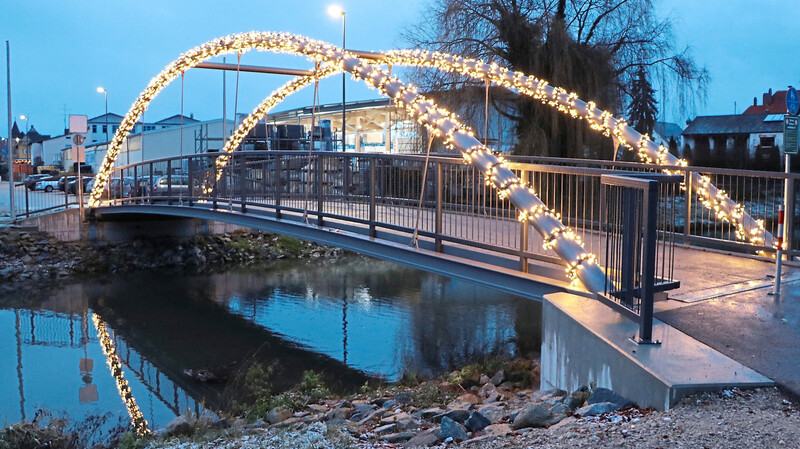 Lichterglanz an der Abensbrücke in Mainburg - nicht nur zur Weihnachtszeit.