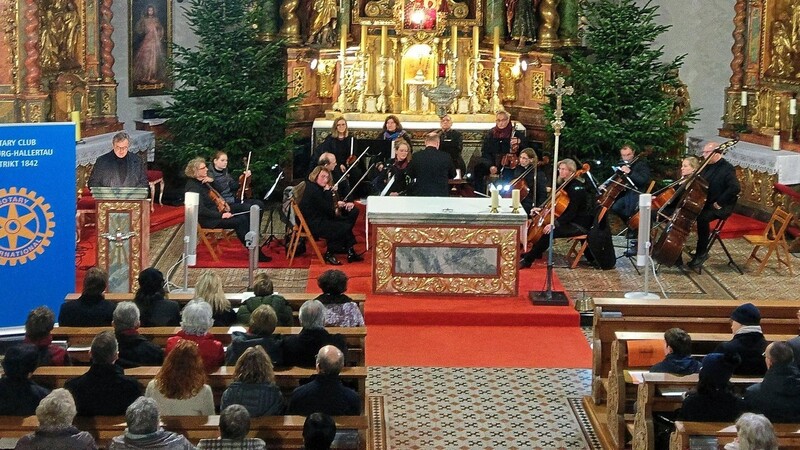 Die Klosterkirche auf dem Salvatorberg bildete die Kulisse für das Weihnachtskonzert der Rotarier mit dem Hallertauer Kammerorchester.