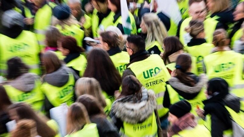 Flugbegleiter der Unabhängigen Flugbegleiter Organisation UFO haben sich zu einer Streik-Kundgebung im Münchener Airport versammelt (Archiv).