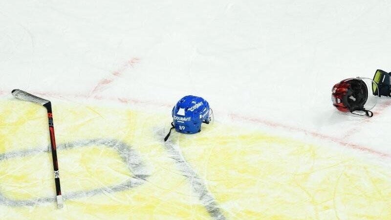 Ein Eishockeyspieler der Hobbyliga verletzte sich nach einem Schlag eines gegnerischen Spielers schwer am Kopf. (Symbolbild)