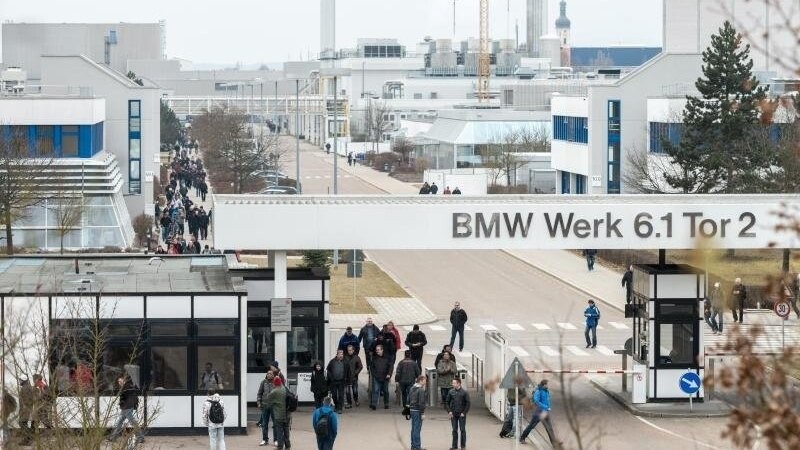 Das Regensburger BMW-Werk. Schon bald soll hier wieder so reger Betrieb herrschen wie vor der teilweise notgedrungenen Pause. (Symbolbild)