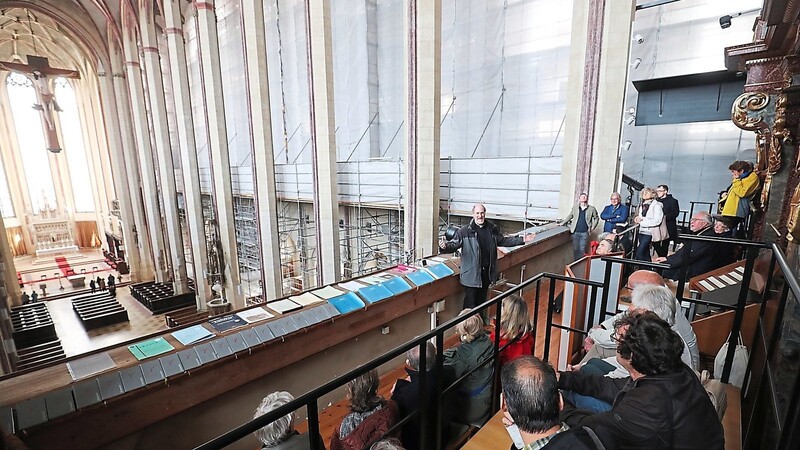 Auf der Orgelempore von St. Martin informierte Stiftspropst Franz Joseph Baur über die Kirchenfenster.