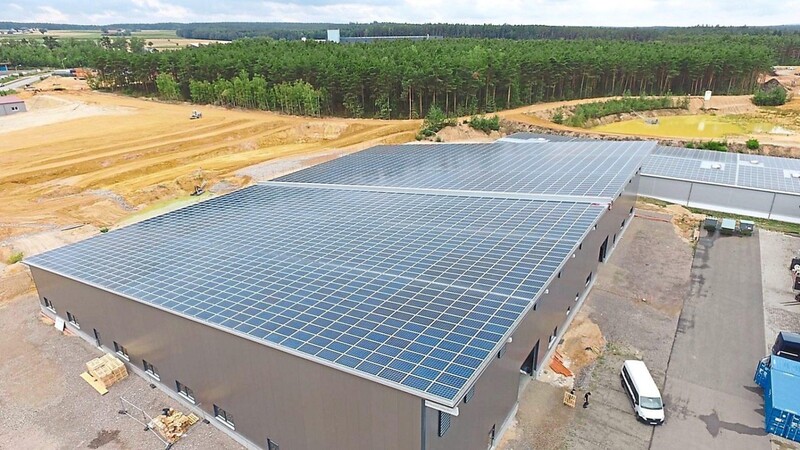Dank der riesigen Photovoltaikanlage auf dem Dach der neuen Halle und der Altanlage kann die db-matik AG im Sanddickicht mehr Energie produzieren als sie verbraucht.