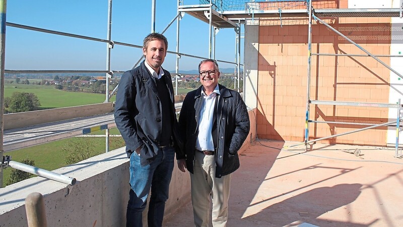 Alles im Blick: Die Bauherren Matthias Altmann und Max Schierer auf der Terrasse eines Penthouses.