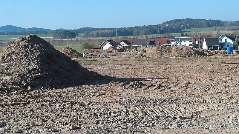 Ein Blick über das frühere Ackerland zur bestehenden Bebauung von Haidhäuser.