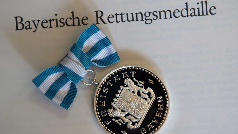 Auch in diesem Jahr zeichnet Bayerns Ministerpräsident Horst Seehofer wieder couragierte Menschen mit der Rettermedaille und der Christophorus Medaille aus.