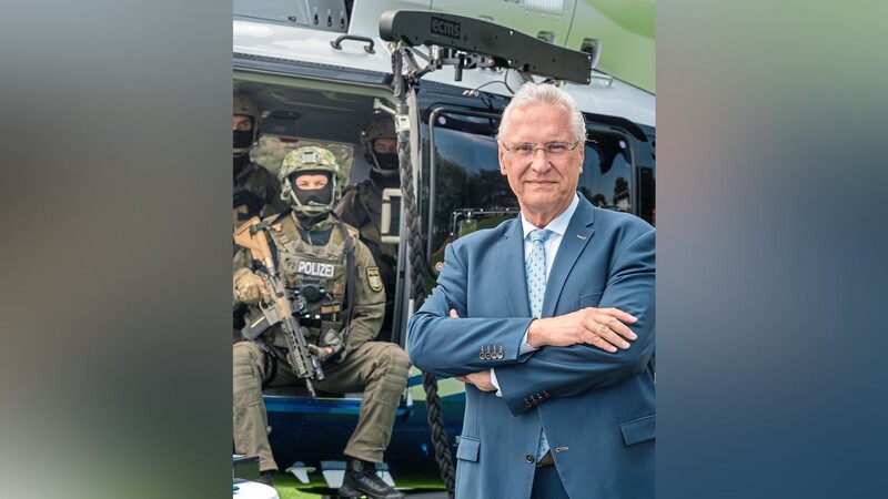 Innenminister Joachim Herrmann (CSU) hatte im Juli beim Kauf von neuen Polizeihubschraubern noch gut lachen. Nun sagt er: "Kriminelle haben bei der Polizei nichts verloren. "