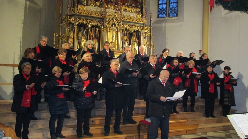 Vor dem Altar brachten die Sänger der Rottenburger Liedertafel verschiedenste Weihnachtslieder zum Besten.