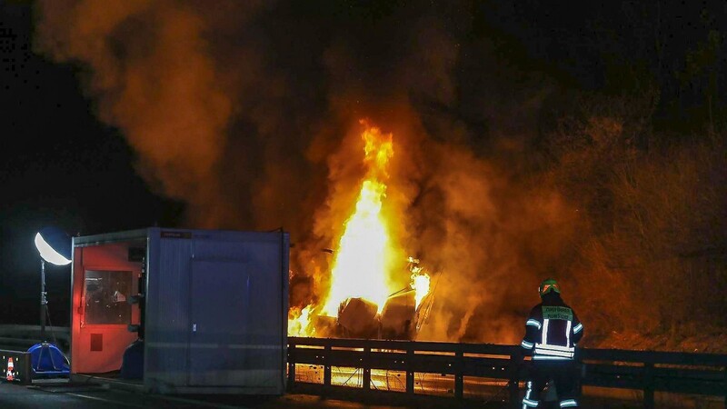 Ein Lastwagen ging am späten Montagabend auf der A3 bei Ruhstorf an der Rott in Flammen auf.
