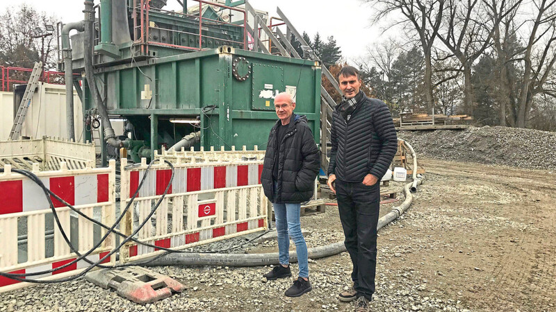 Günther Winter von den Stadtwerken Straubing (links) und Karlheinz Denner von den Stadtwerken Bogen bei der Besichtigung der Baustelle.