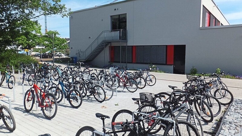 Der neue Fahrradstellplatz am Montgelas-Gymnasium an der Gobener Straße: Die Räder stehen ungeschützt in der Sonne und im Regen. Der Elternbeirat hat jetzt erneut eine Überdachung beantragt.