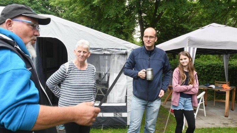 Jürgen Moser, eine Berlinerin, Zdenek Jonas und dessen Tochter Elli (von links) lieben ihre Nachbarschaft in der Freizeitanlage. Sie können nicht nachvollziehen, warum sie auf einmal gehen sollen.